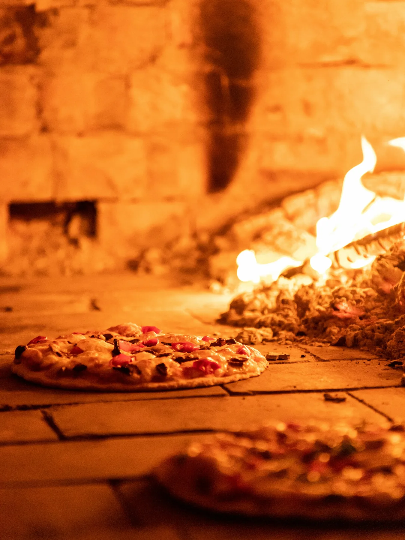 Pizza's bij het vuur van de oven